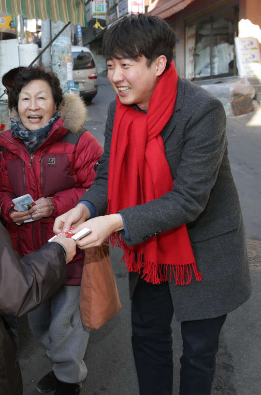 인사하는 이준석 전 비대위원      (서울=연합뉴스) 김현태 기자 = 오는 총선에서 서울 노원병 출마를 선언한 새누리당 이준석 전 비상대책위원이 설 연휴 첫날인 6일 오후 노원구 당고개역 인근에서 주민들에게 인사를 하고 있다. 2016.2.6      mtkht@yna.co.kr  (끝)